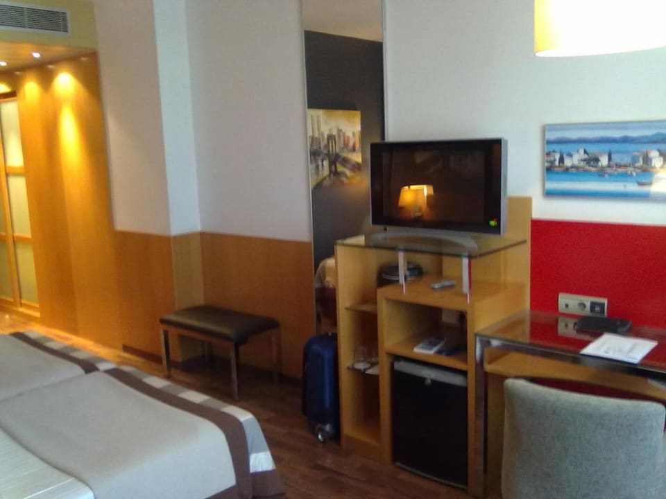 Blick vom Fenster ins Zimmer Hotel SB Icaria Barcelona