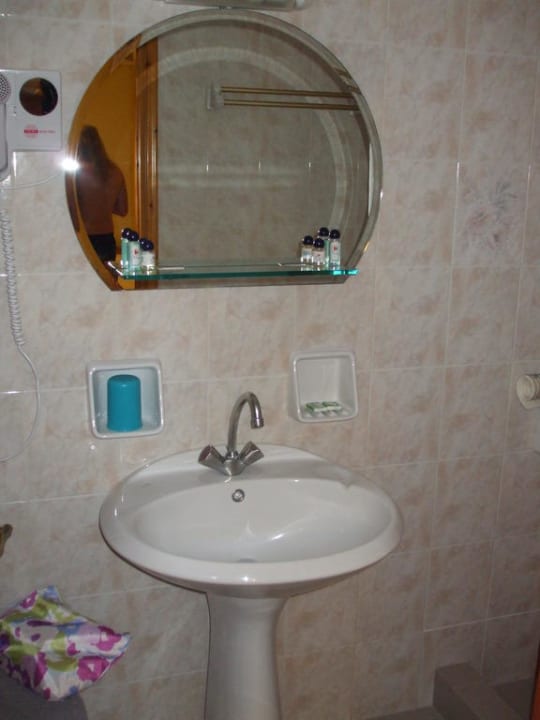 Das Bad, sehr sauber Proteas Hotel & Suites