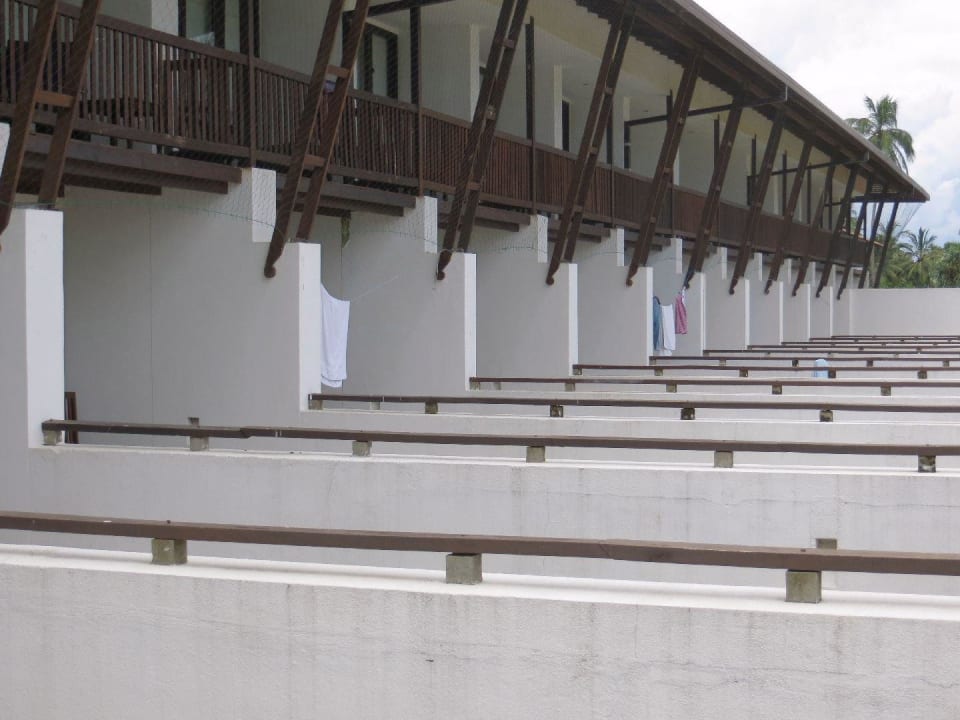 Die Terrassen zu den Zimmern des 1. Stocks Goldi Sands Hotel