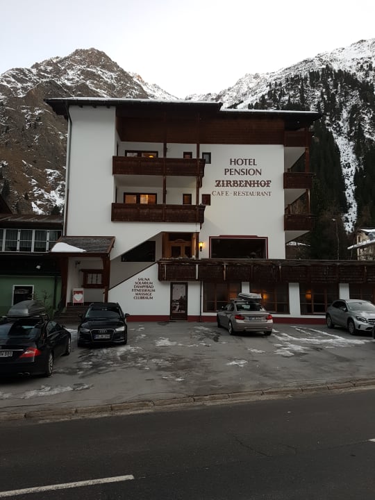 Von der Straße aus Hotel Zirbenhof