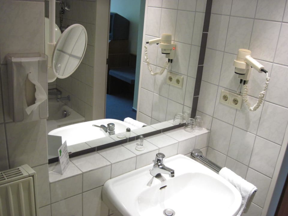 Badezimmer im schlichten Weiß Hotel Antares