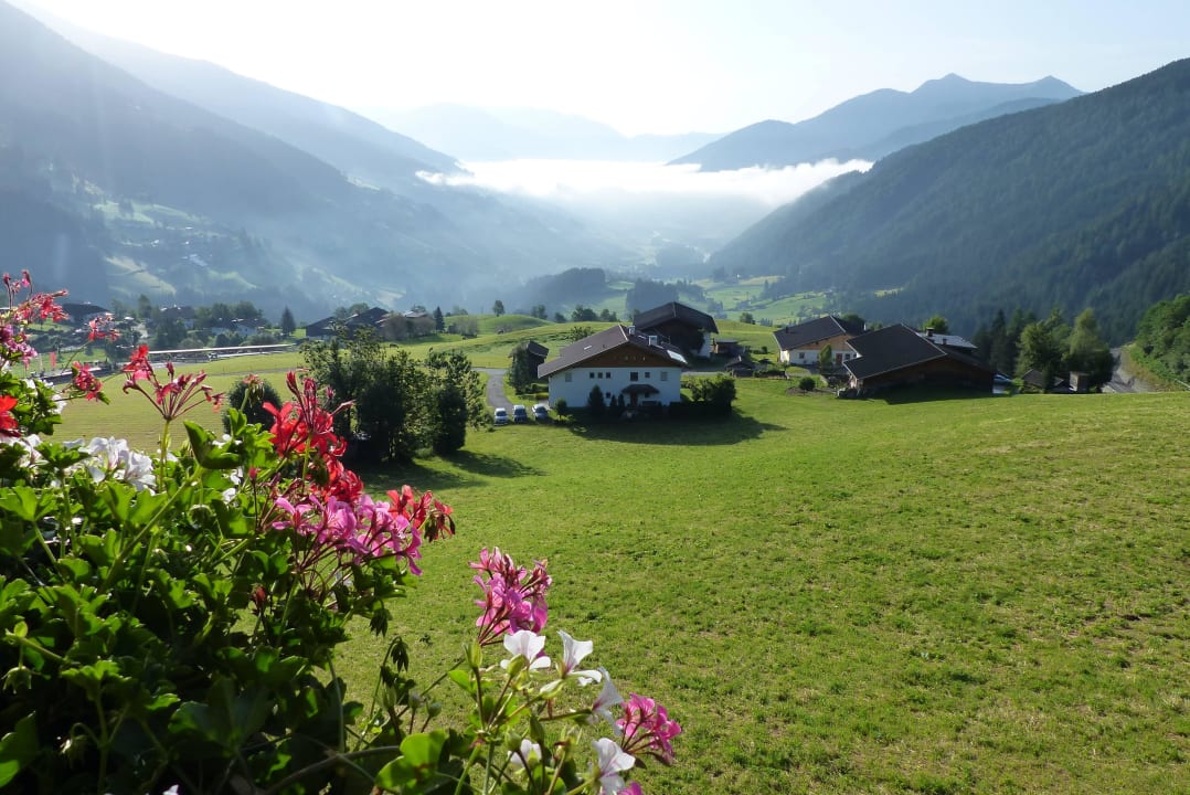 Blick vom Balkon ins Tal Panorama Resort Taljörgele