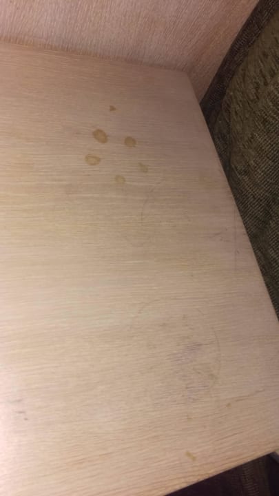 SCHMUTZIGES ZIMER Side Breeze Hotel