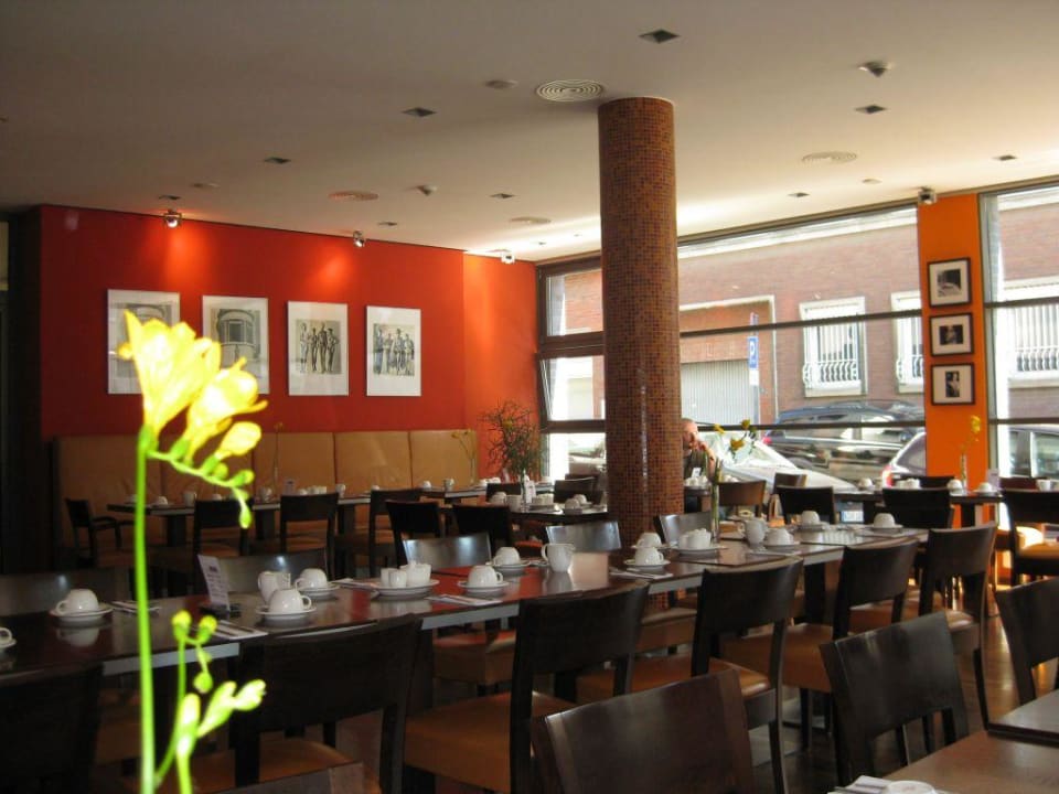 Warme Farben im Frühstücksraum Hotel Santo