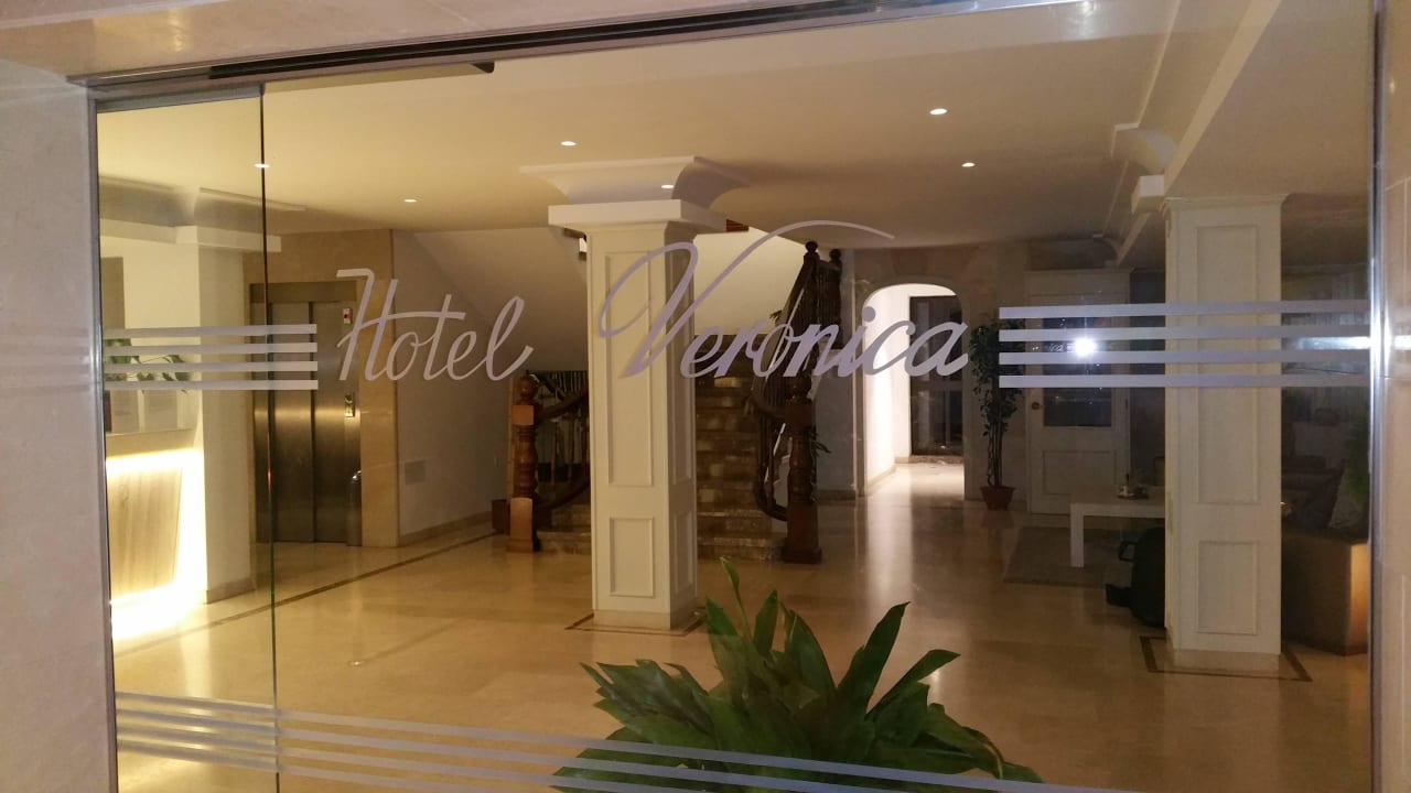 Eingang  R2 Veronica Beach Hotel