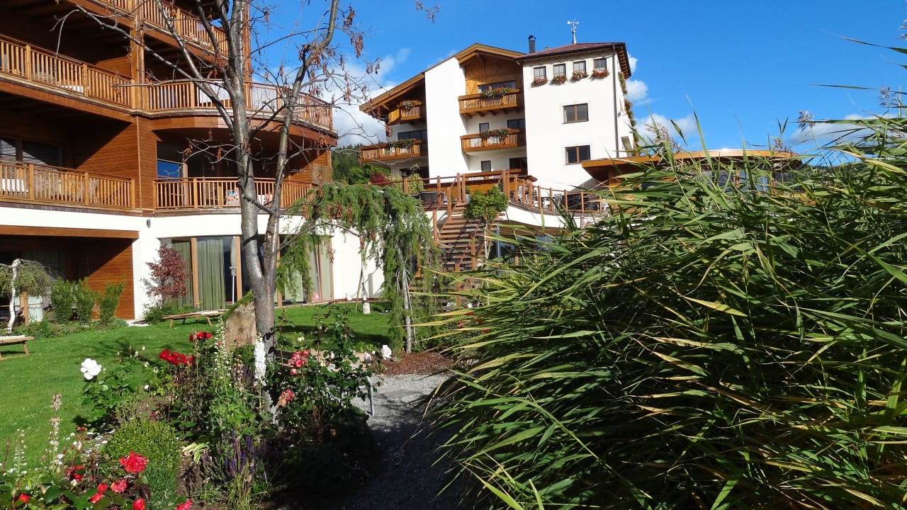 Blick von der Gartenanlage Hotel Chalet Mirabell