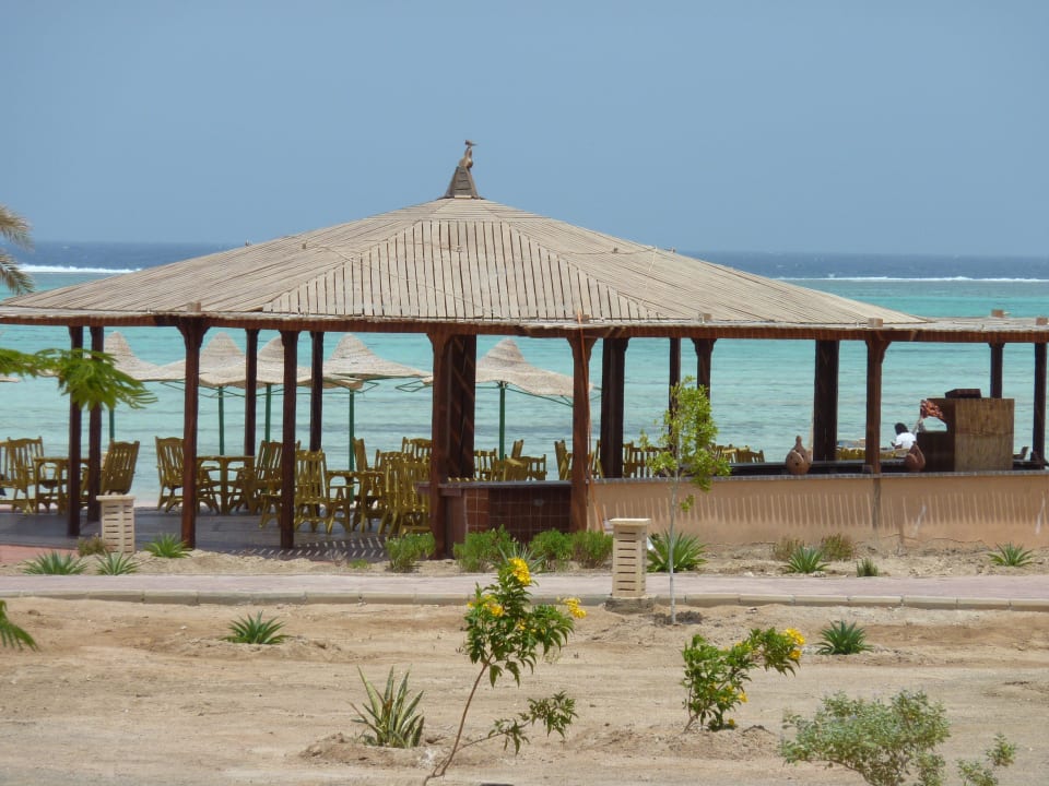 Blick vom Zimmer auf Strandrestaurant Laguna Beach Marsa Resort
