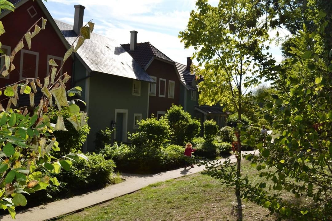 Hübsche Außengestaltung und malerischer Weg vorbei Center Parcs Le Lac d'Ailette