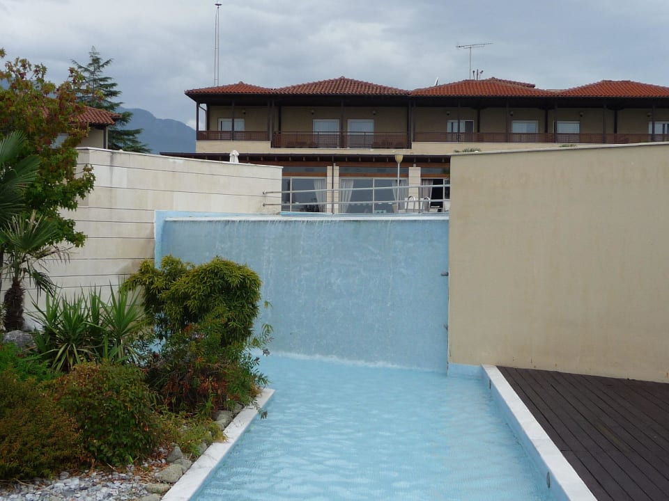 Zufluss oberer Pool in den unteren  Hotel Dion Palace Resort and Spa