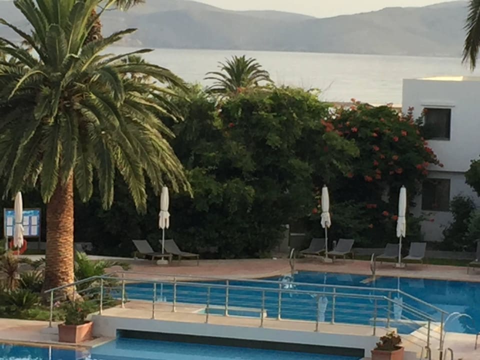 13 Caravia Beach Hotel