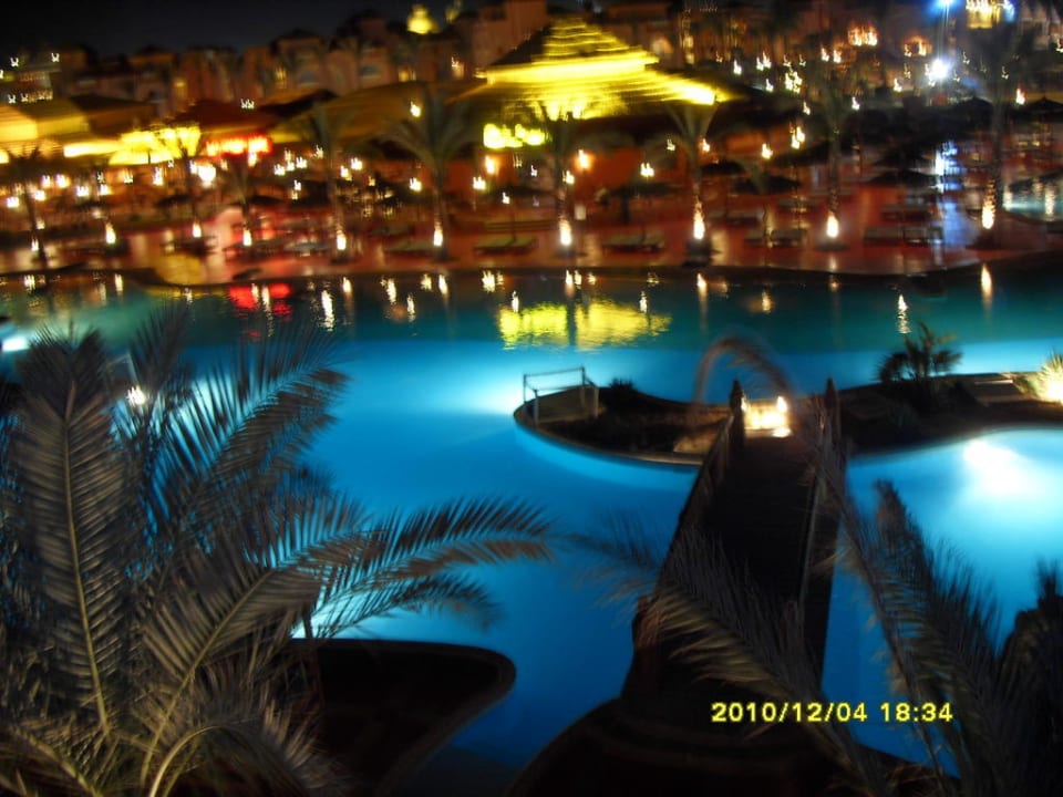 Ночной вид на бассейны отеля  из номера Pickalbatros Aqua Vista Resort - Hurghada