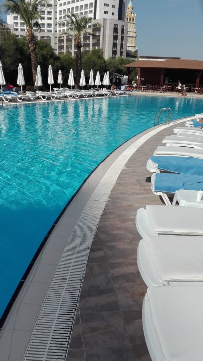 Riesiger Pool mit viel Platz Saturn Palace Resort Hotel