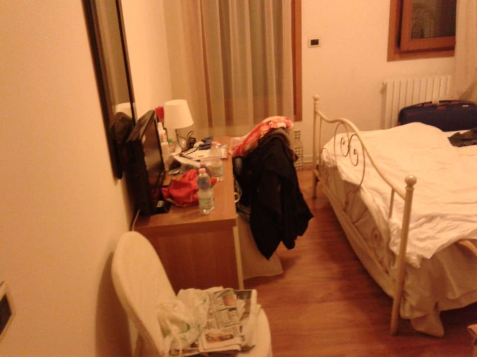 Spiegel und Kommode Hotel Antigo Trovatore