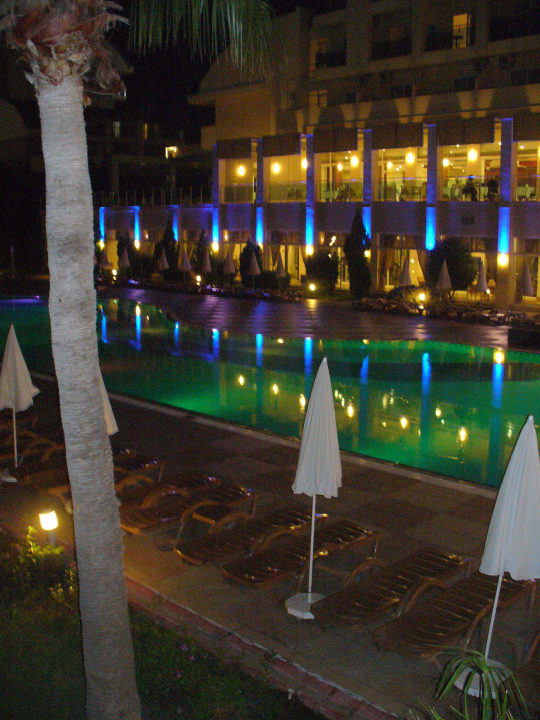 Zwembad Titan select by night. Solivia Hotel