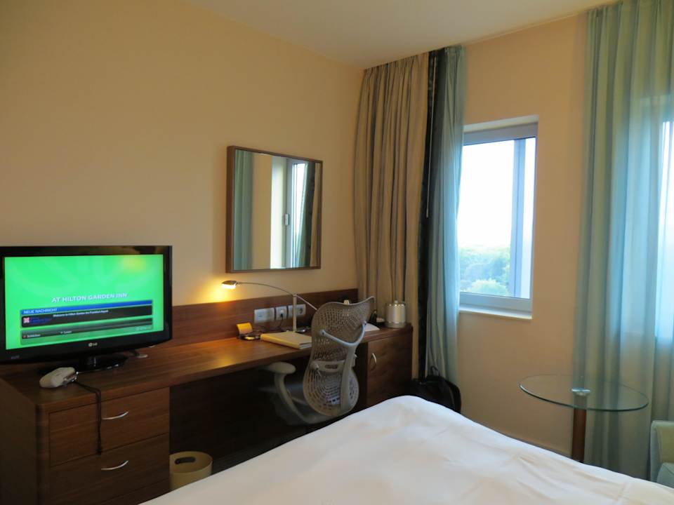 Schreibtisch und TV Hilton Garden Inn Frankfurt Airport