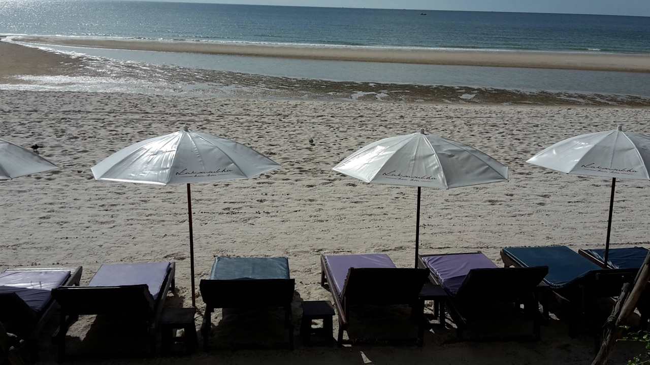 Liegen am Strand Laksasubha Hua Hin