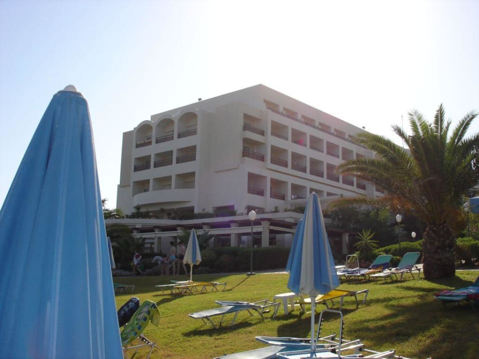 Achterkant van het hotel bij de ligweide Iberostar Waves Creta Panorama & Mare