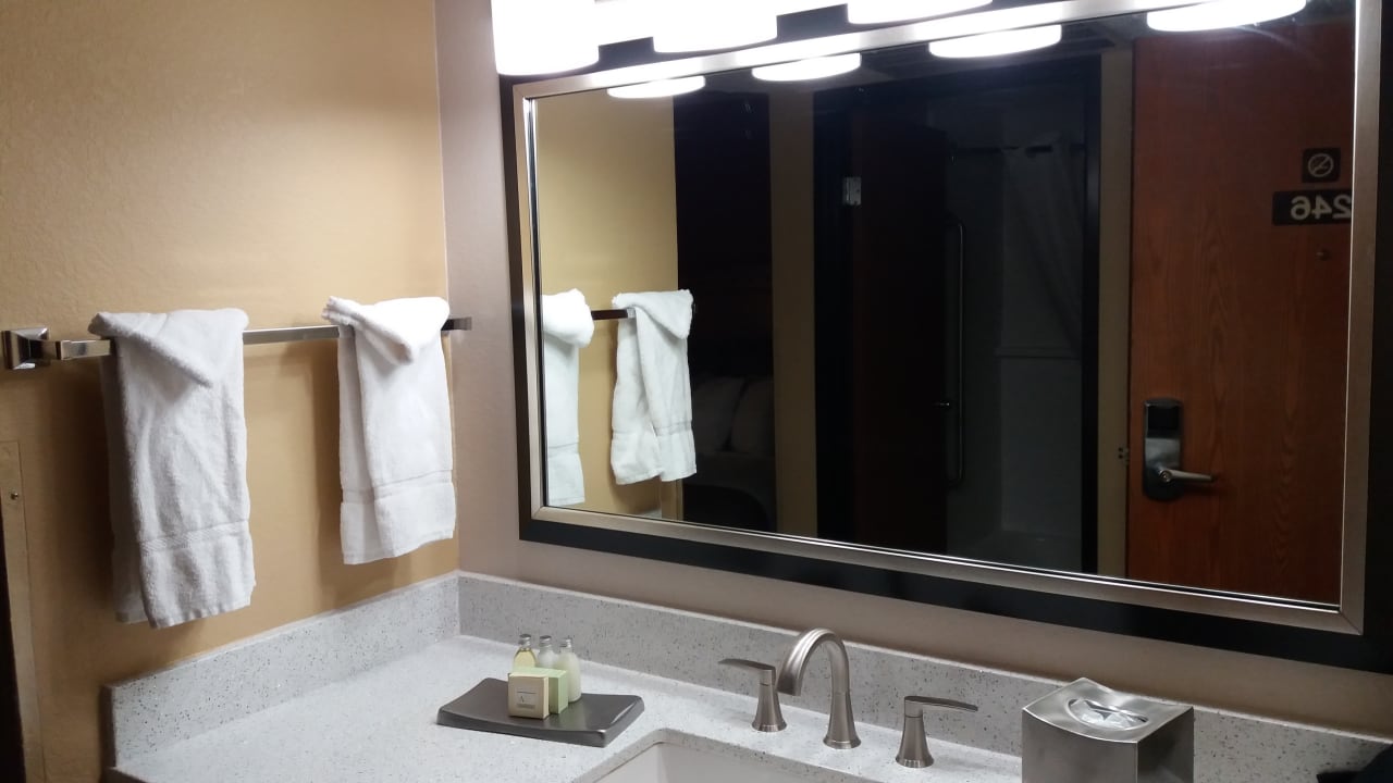 Zimmer / Bad / Waschtisch Best Western Plus Hotel at Lake Powell
