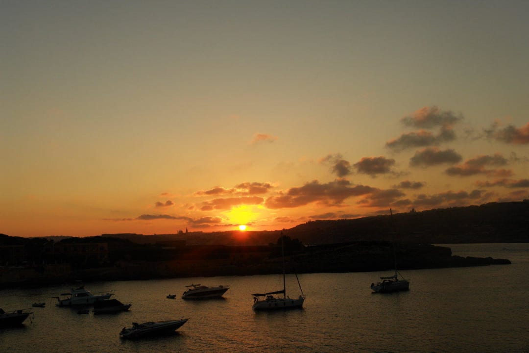 Der Weg zu den Bungalows bei Sonnenuntergang Comino Hotel & Bungalows