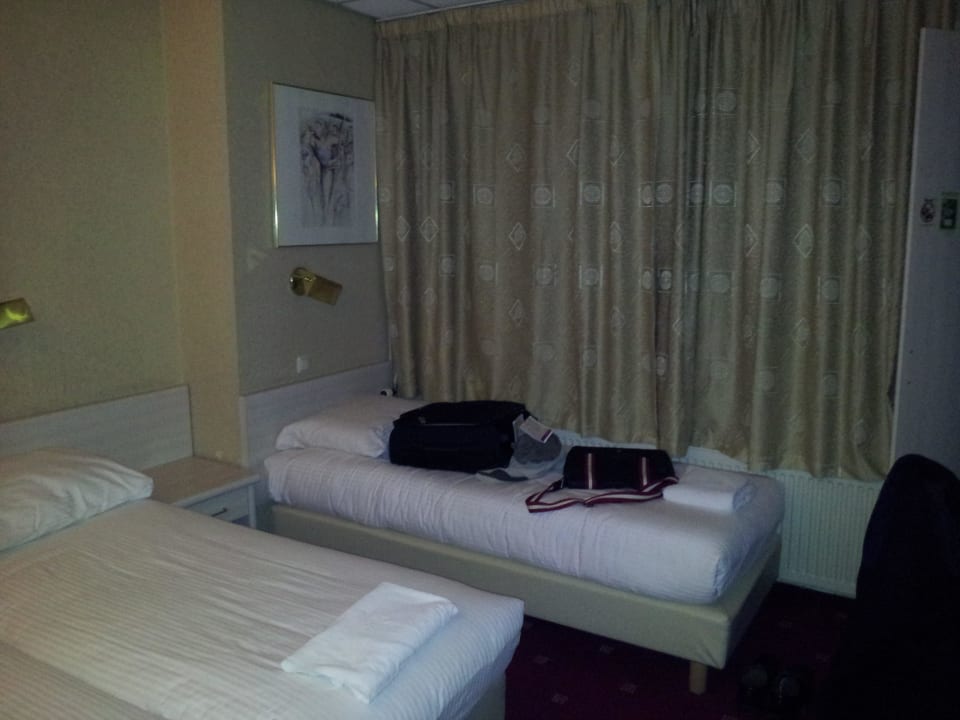 Auf dem Bett mit Kleider geschlafen Cordial Hotel & Bar City Centre