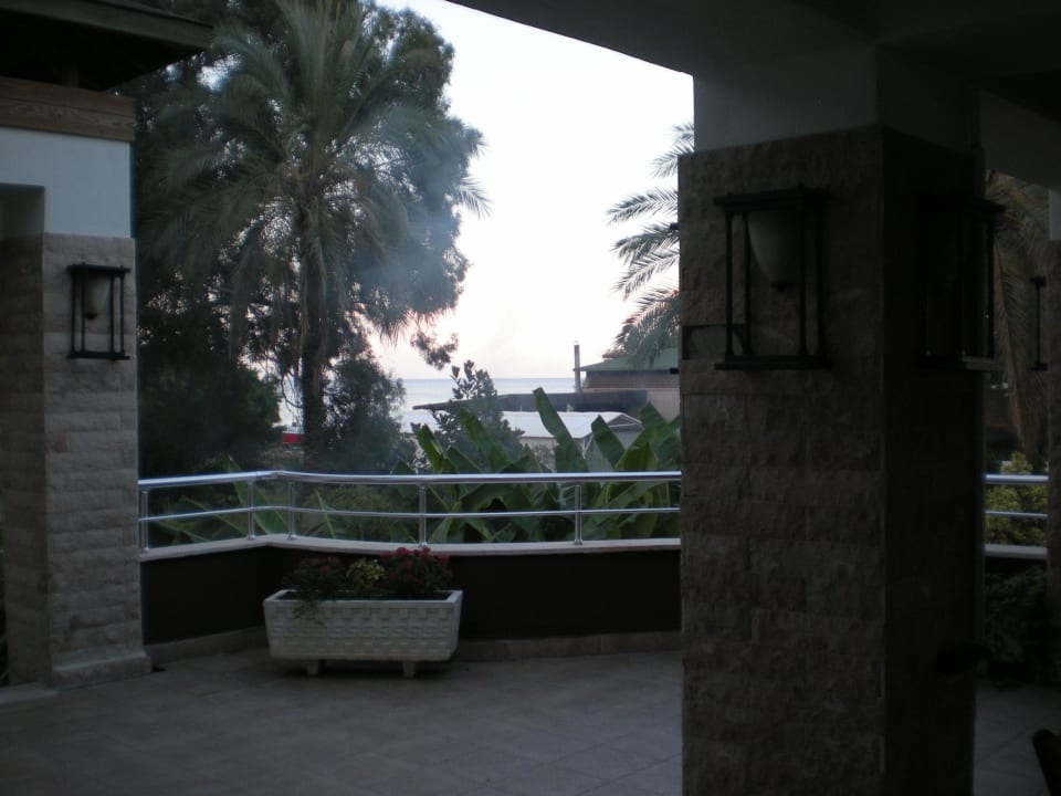 Aussicht von der Terrasse aufs Mittelmeer Armas Gül Beach