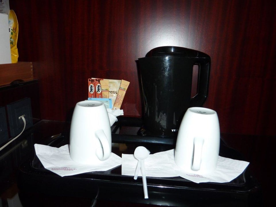Kostenloser Kaffee, Tee, Schokolade und Wasserkocher Lindner Hotel Cologne City Plaza, part of JdV by Hyatt
