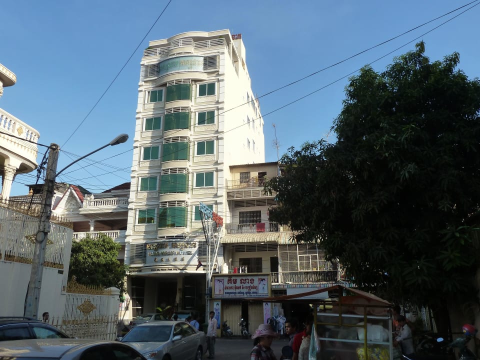Hotelzugang in einer ruhigen Straße Hotel Hang Neak