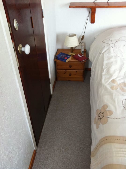 Platz zwischen Badezimmerür und Bett Hotel Tien Torens