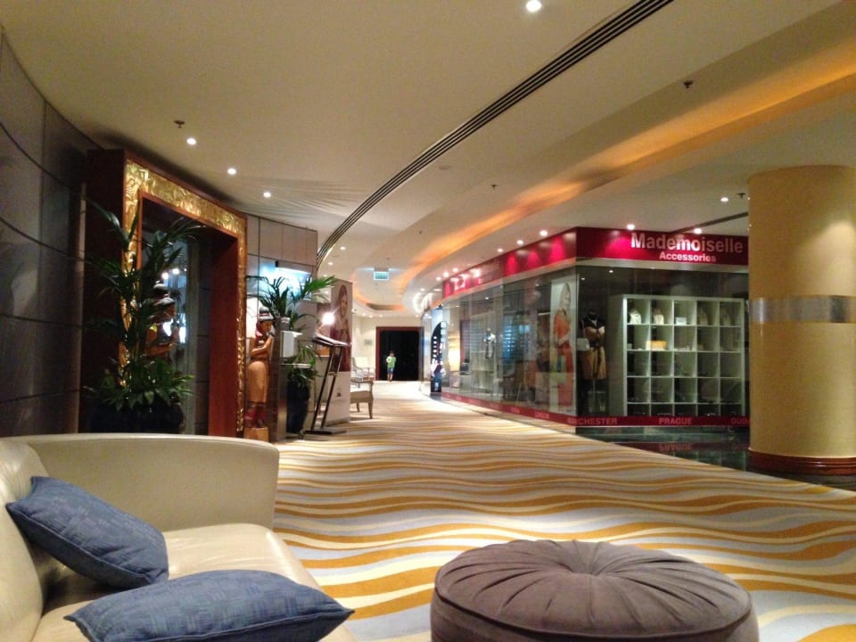 Eingang und Einkaufsläden Hotel Le Meridien Al Aqah Beach Resort