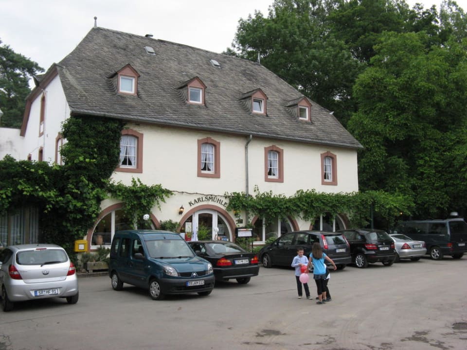 Haupthaus mit Eingangsbereich Hotel und Weingut Karlsmühle