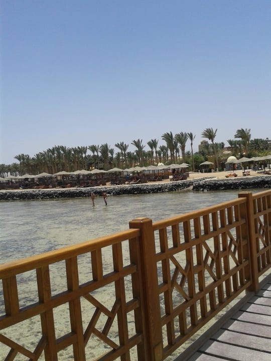 Blick vom Steg zum Strand Grand Makadi