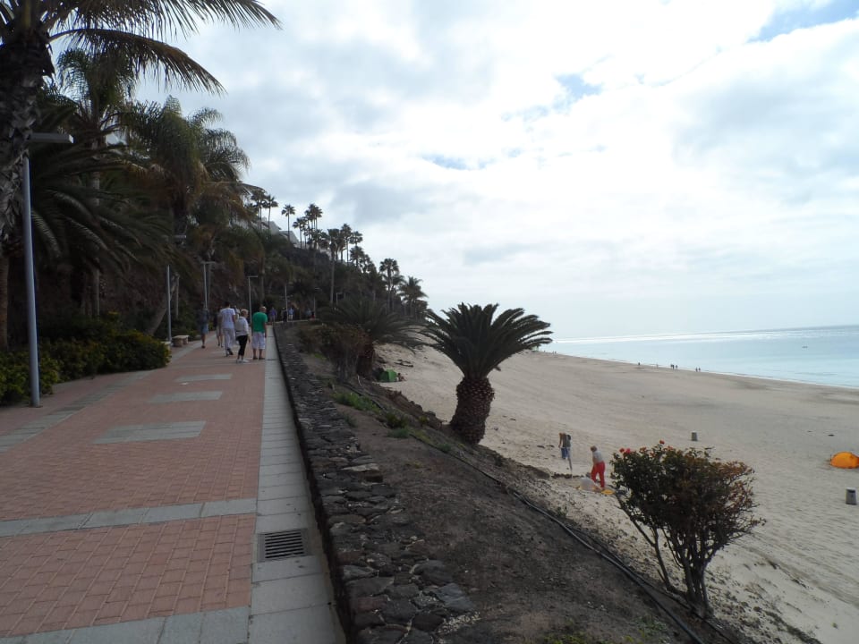 Vor dem Hotel die Strandpromenade IFA Altamarena by Lopesan Hotels