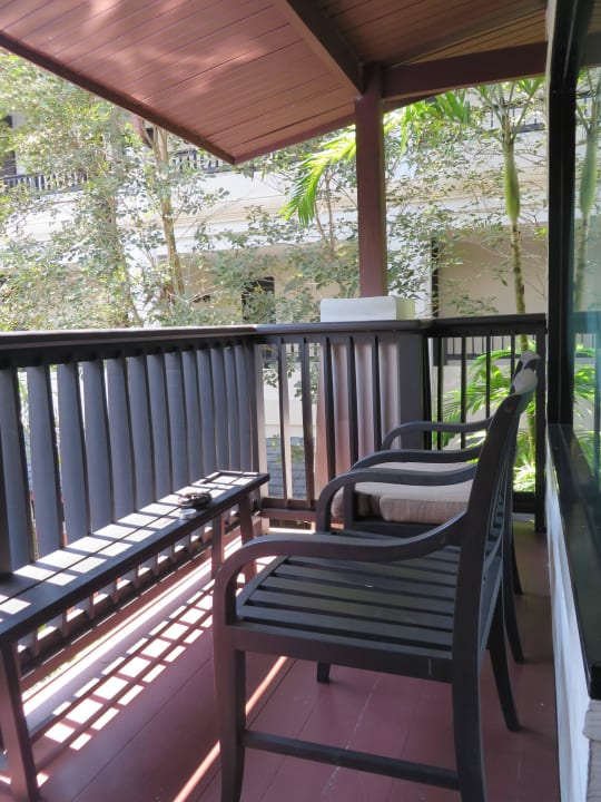 Balkon mit Sitzgelegenheit La Flora Khao Lak