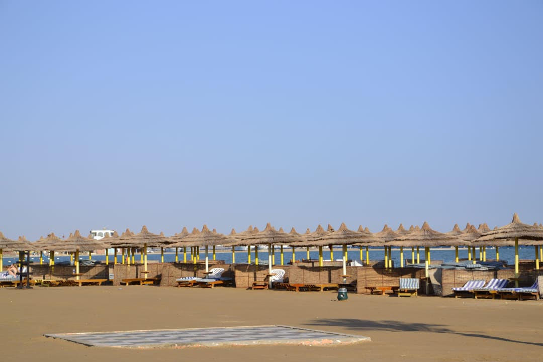 Sonnenliegen,Sonnenschirme und Windschutz am strad Hotel Titanic Palace