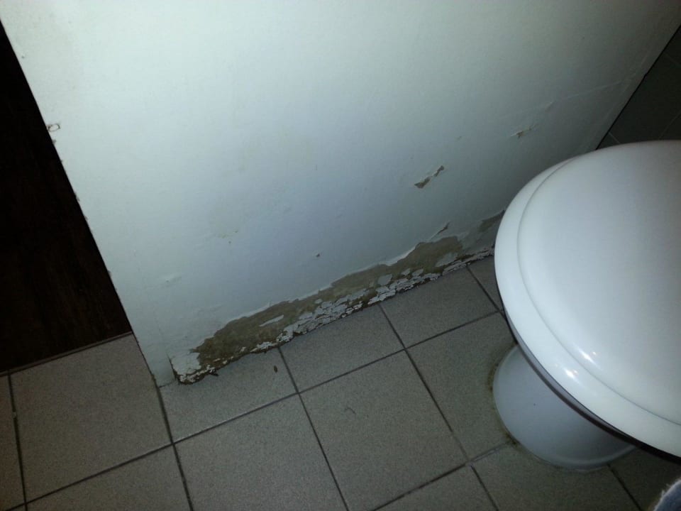 Aufgeweichte und Schiebetür im Bad Hotel Dante