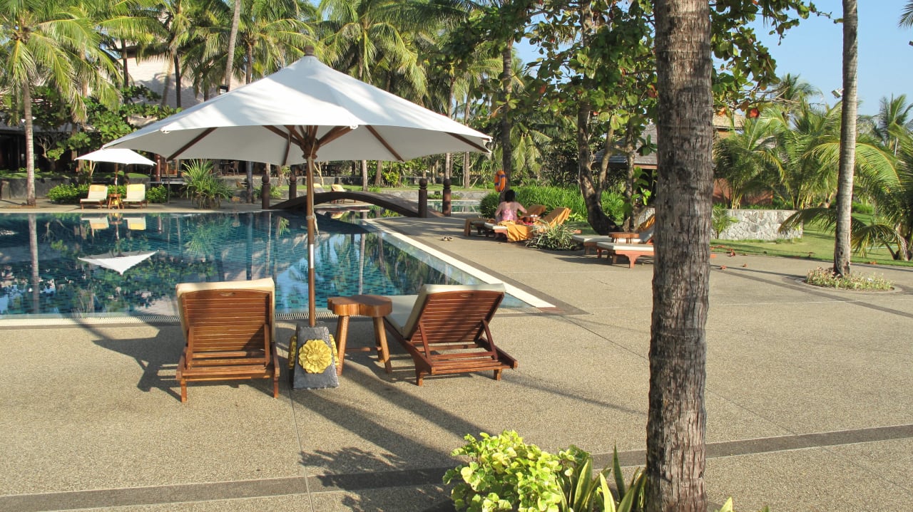 Liegen mit Schirm Hotel Aureum Palace Resort