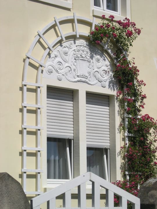 Fenster mit Stuck Hotel Pension Villa Constantia