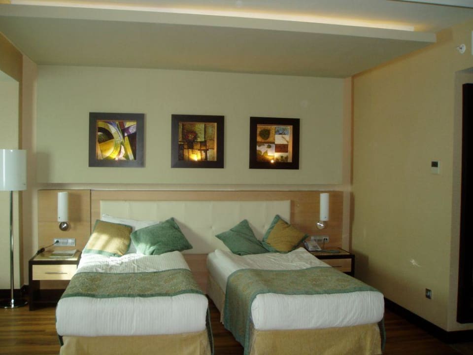 Ein Schlafraum in der Suite Long Beach Alanya