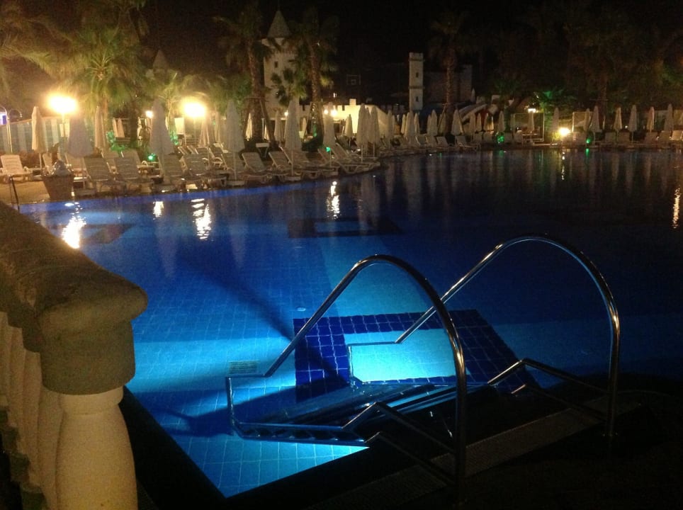 Piscine extréieure de nuit Hotel Delphin Imperial