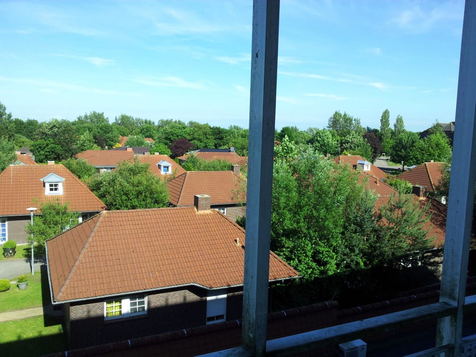 Blick vom Balko auf die Ferienhäuser Center Parcs Park Nordseeküste