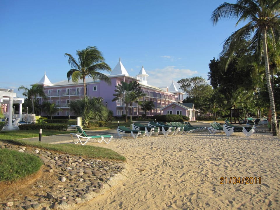 Blick vom Strand auf das Riu Tropical Hotel Riu Palace Tropical Bay