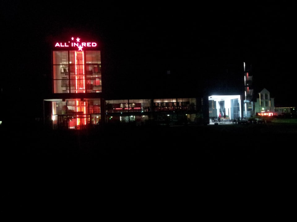 All in Red bei Nacht All In Red Thermenhotel
