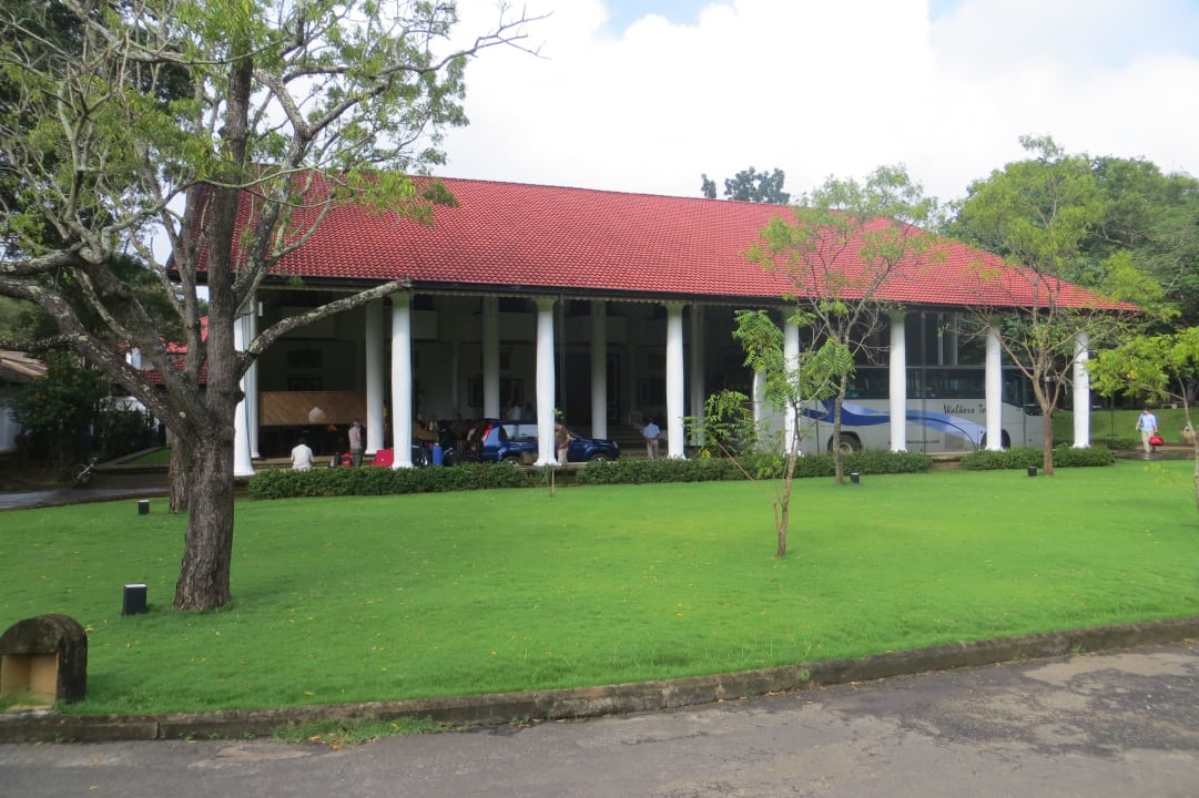 Vorfahrt und Eingang Cinnamon Lodge Habarana