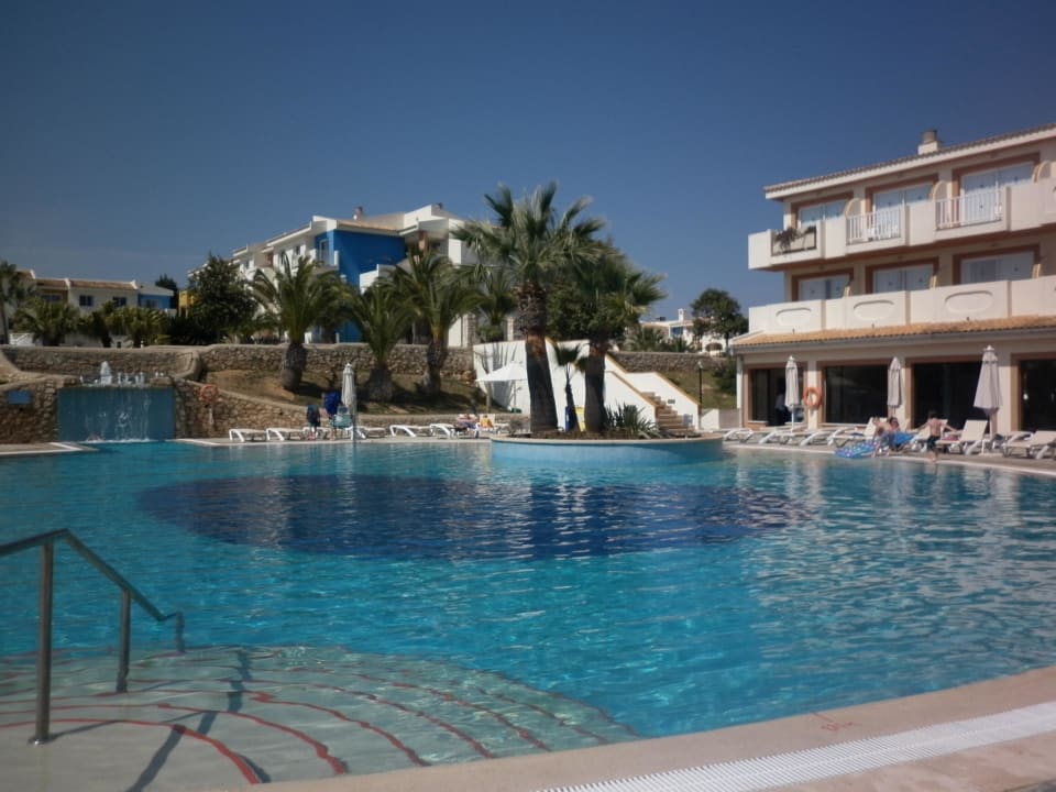 Einer der zwei großen Pools blau punta reina