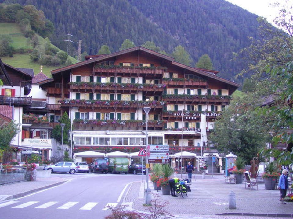 Stroblhof von der Straßenseite her gesehen STROBLHOF Active Family SPA Resort