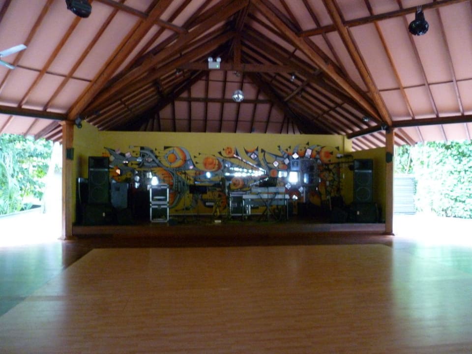 Tanzfläche in der Main-Bar Adaaran Select Meedhupparu Island Resort - Premium All Inclusive