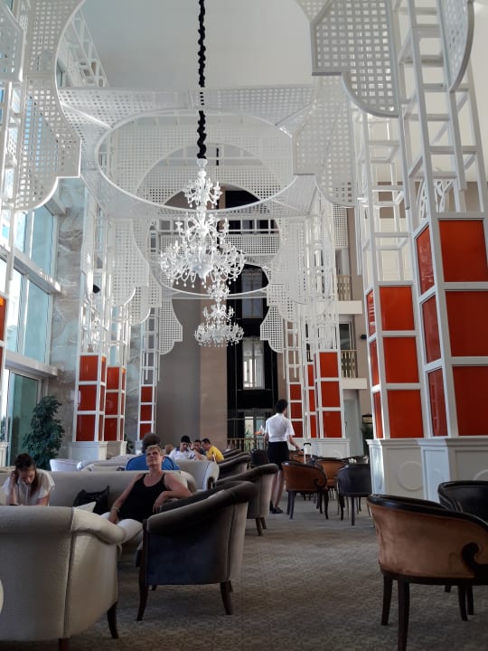 Lobby Well Palace Side