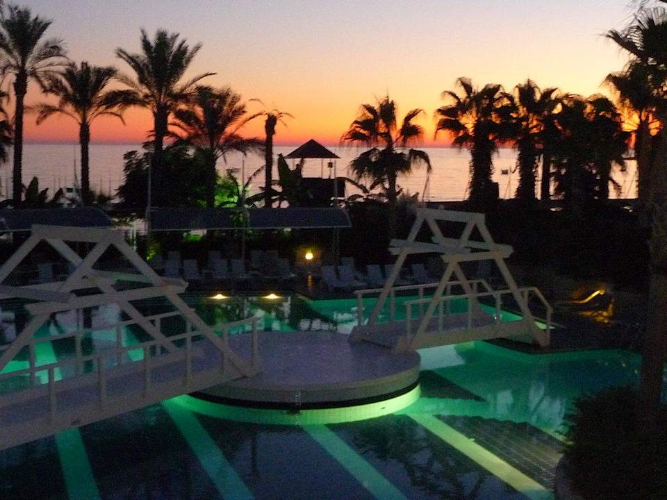 Hauptpool am Abend beleuchtet! Sealife Buket Resort & Beach
