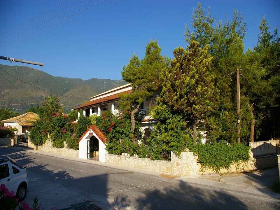 Frontseite mit wunderschönem Eingangstor Pension To Konaki