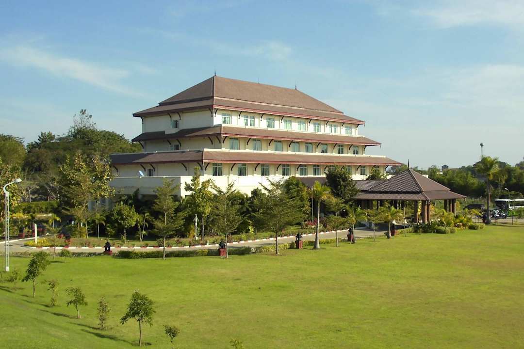 Das Haupthaus "White Palace". Aureum Palace Hotel & Resorts Nay Pyi Taw